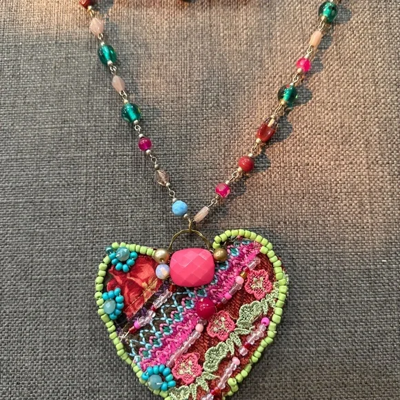 Handmade heart necklace on vintage glass chain - Picture 5 of 9